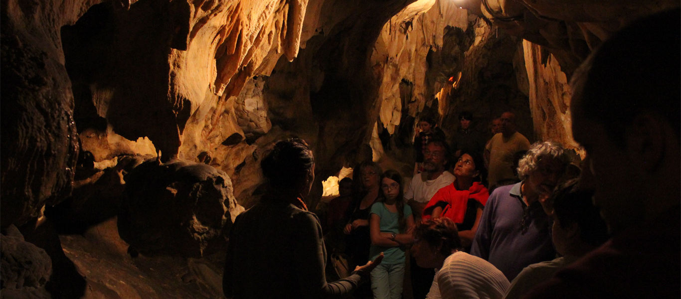 Besucher in der Grottes de Thouzon