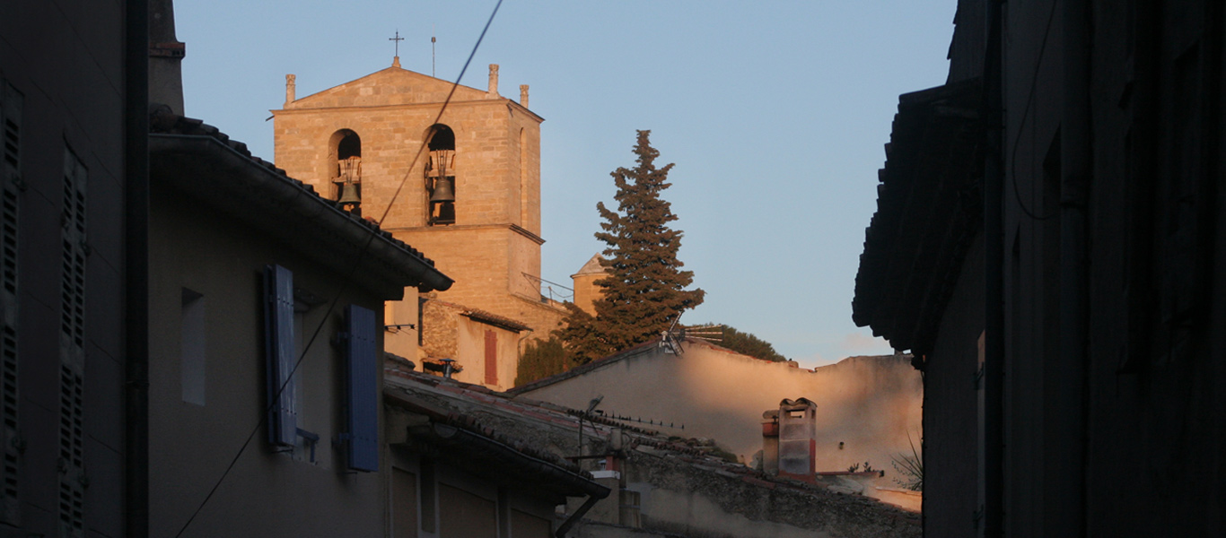 Kirche über den Dächern von Cucuron